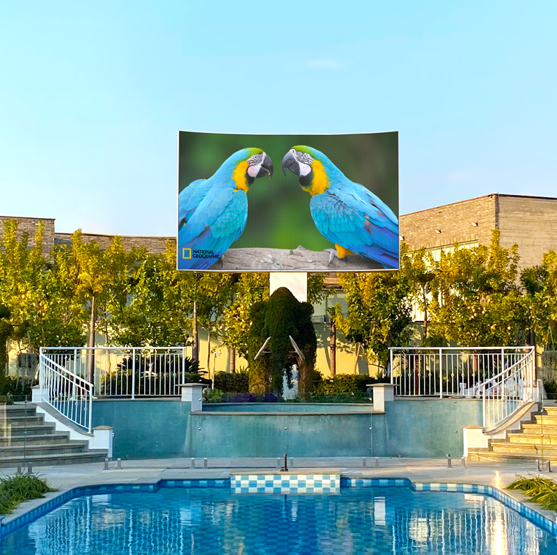 מסך לד ענקי בחצר