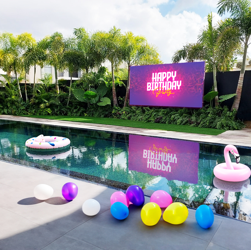 מסך לד בחצר פרטית - מסיבת בריכה
